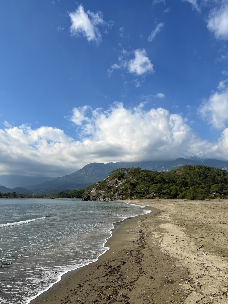 Turkuaz Akdeniz kıyısı boyunca uzanan kumsal Antalya plajı