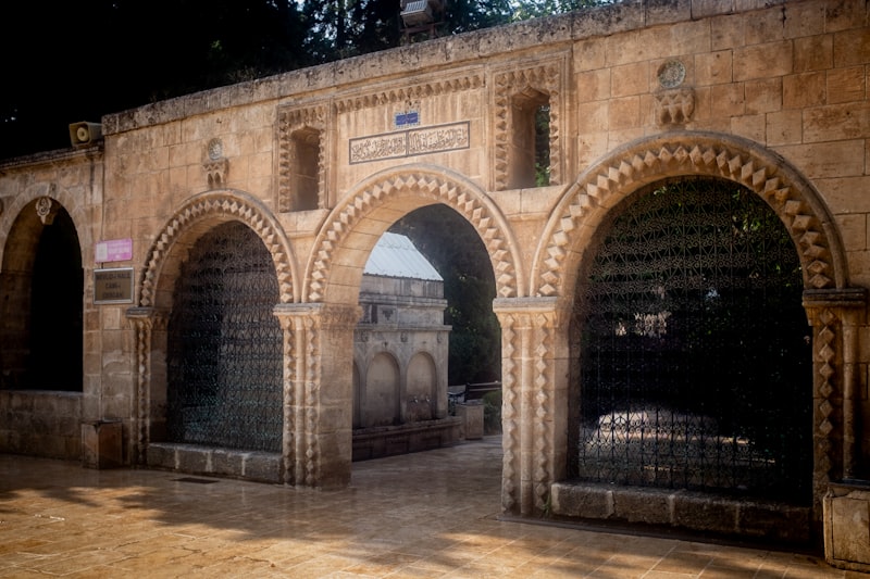 Antalya'daki üç kemerli Roma mermer anıtsal kapısı Hadrian Kapısı