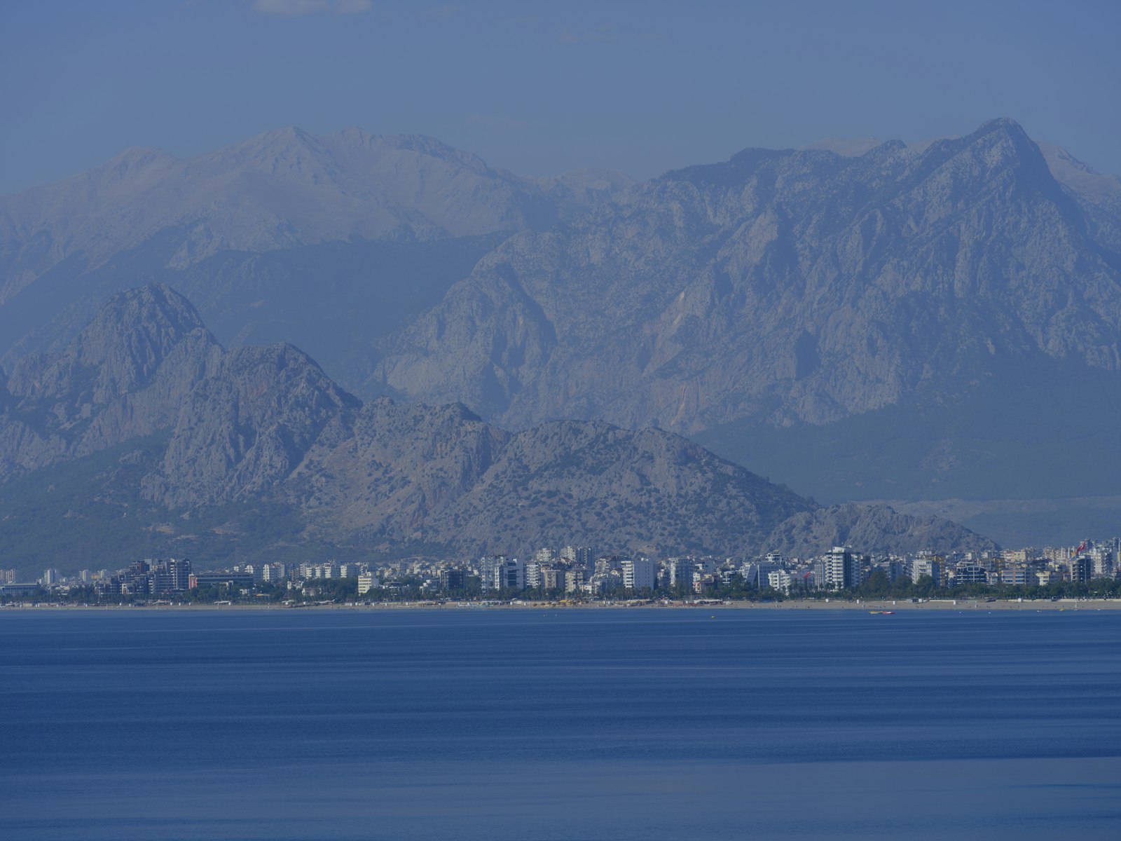 Antalya kıyı şeridi panoramik görünümü, Toros Dağları ve turkuaz Akdeniz
