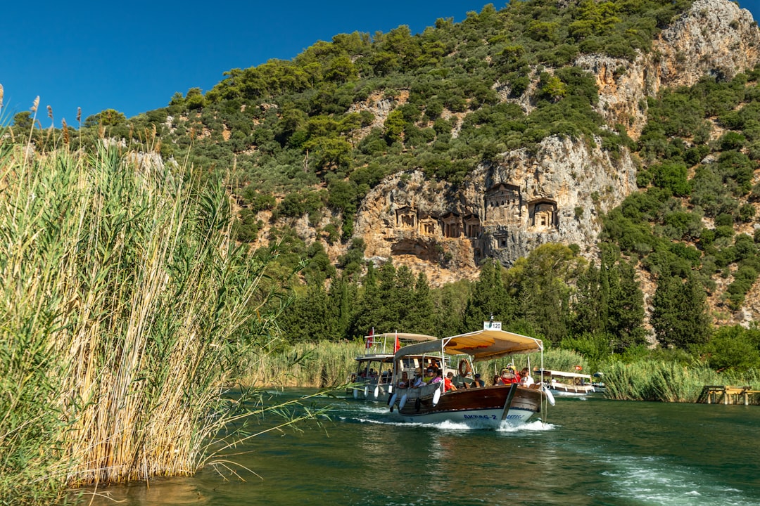 Kelebekler Vadisi gizli plaj ve yeşil yamaçlar