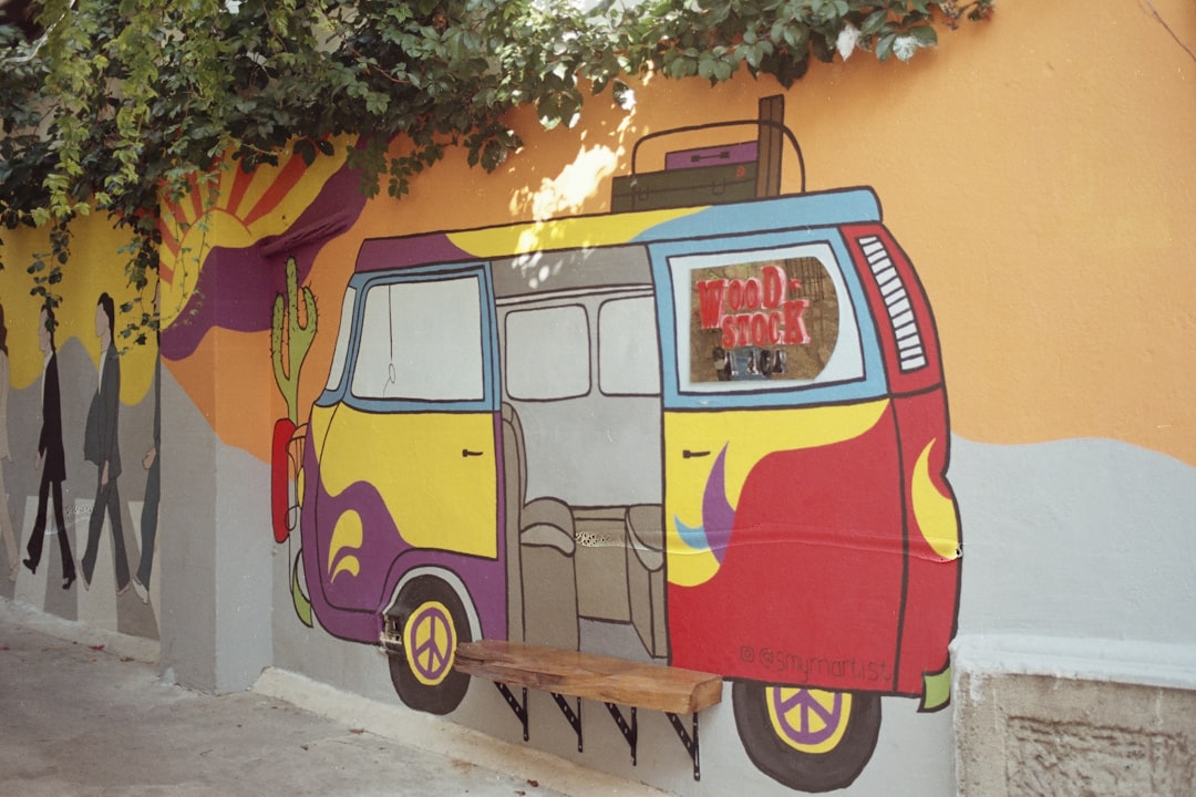 İzmir yakınlarında begonvillerle kaplı Alaçatı köyünün renkli taş sokakları