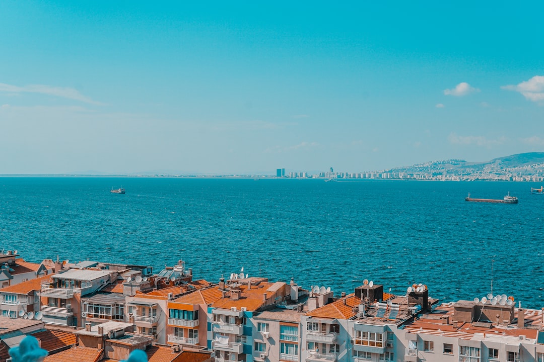 Ege Denizi ve yamaç şehir manzarasıyla İzmir Körfezi panoramik görünümü