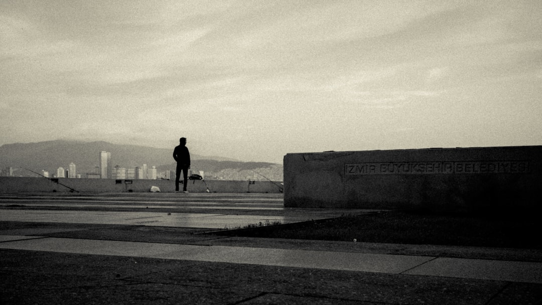 Altın saat vakti Ege Denizi boyunca İzmir Kordon sahil yürüyüş yolu